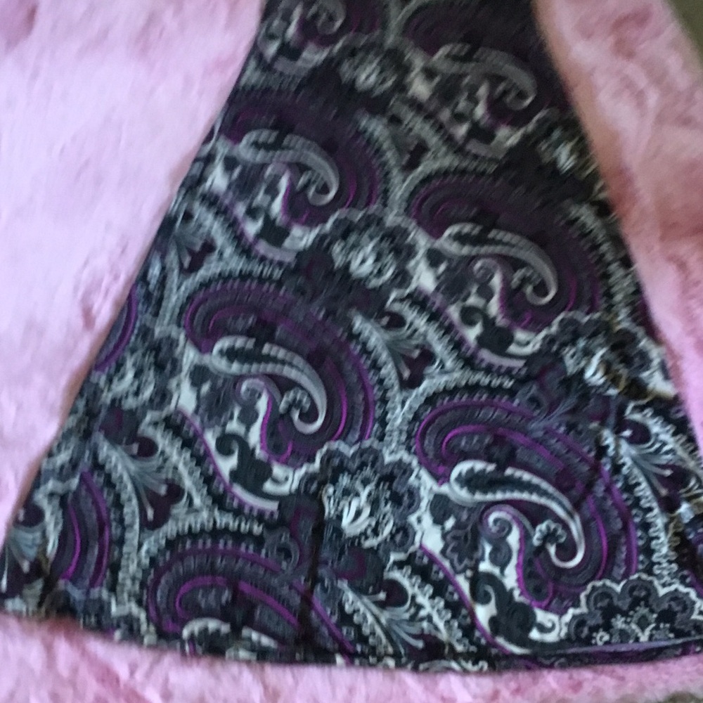 Sleeveless Purple Paisley Maxi Dress with Scoop Neck - Picture 4 of 8
